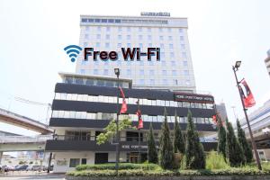 神户神户港湾塔酒店的一栋带免费WiFi标志的建筑