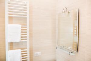 GuagnanoNonna Nina的浴室提供镜子和白色毛巾