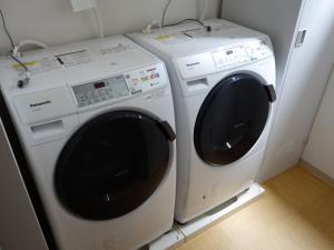 京都京都温德维拉旅馆的两间洗衣机彼此相邻,位于一个房间里
