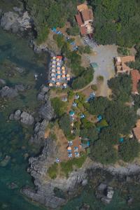 马拉泰亚伊利西尼酒店的享有度假村的空中景致,设有一组帐篷