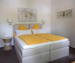 霍恩-巴特迈恩贝格科内酒店的一间卧室配有白色的黄床单