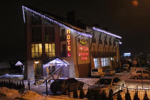 捷尔诺波尔卡梅罗特酒店的建筑的侧面有圣诞灯