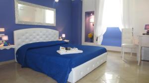 韦列Antico Casale B&B的蓝色卧室配有一张特大号床和蓝色的床罩