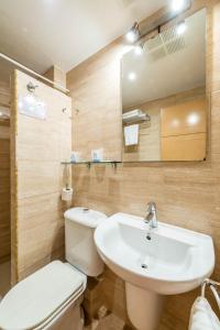 伊维萨镇普尼克欧罗巴旅馆的浴室配有白色卫生间和盥洗盆。