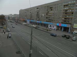 沃罗涅什MEGAPOLIS улица Кольцовская 30-А-10的享有街道和汽车及建筑的景色