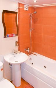 沃罗涅什MEGAPOLIS улица Никитинская 21-70的浴室配有盥洗盆、卫生间和浴缸。
