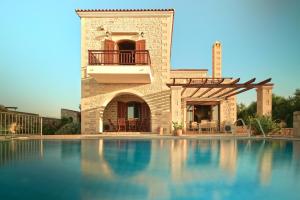 阿斯特里昂Family-Friendly Villa Erofili with Pool, Childrens Area & BBQ!的房屋前的大型游泳池