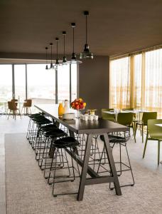 巴约讷巴约讷中心奥科酒店的一间带长桌和椅子的用餐室