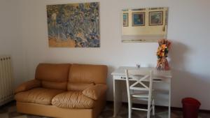 马利耶Big Brenta的客厅配有沙发和桌子
