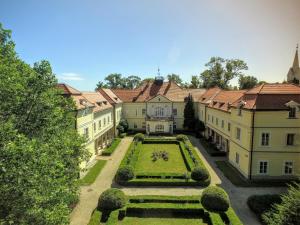 RöjtökmuzsajSzidónia Castle的花园大厦空中美景