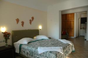 奈德里圣毛拉公寓的一间卧室配有一张大床和两个枕头