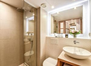 巴黎维克多＆圣日耳曼酒店的一间带水槽和淋浴的浴室