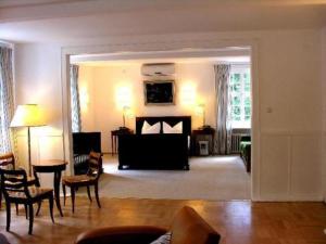霍恩-巴特迈恩贝格西尔本穆勒森林酒店的客厅配有沙发和桌椅