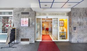 卢塞恩鲁泽纳霍夫酒店的一间铺有红地毯的酒店大厅
