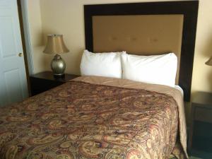拉斯维加斯拉斯维加斯中心大道赛马度假酒店的一张大床,位于酒店带灯的房间