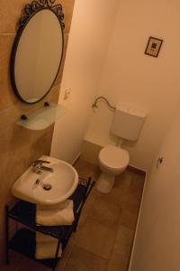 库希斯特Waterfront Apartment的一间带水槽、卫生间和镜子的浴室