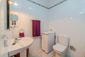 洛斯克里斯蒂亚诺斯colina apartment的白色的浴室设有卫生间和水槽。