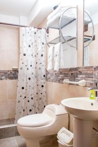 瓦拉斯Hotel & Bungalows Villa Valencia的浴室配有卫生间、盥洗盆和淋浴。