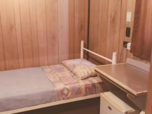 帝力帝汶酒店的小房间设有两张床和盥洗盆