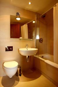 罗奇代尔皇家托比酒店的浴室配有卫生间、盥洗盆和淋浴。
