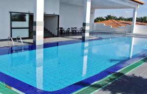 实兆远实兆远太阳酒店的大楼内的一个蓝色海水游泳池