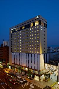 松山松山大街道光芒酒店的一座大型酒店大楼,有很多窗户