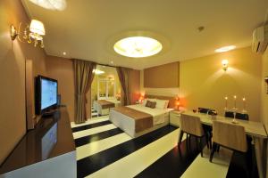 光州S酒店的酒店客房,配有床和电视