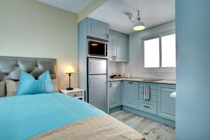 马拉加马拉加公寓的一间蓝色卧室,配有一张床和一间厨房