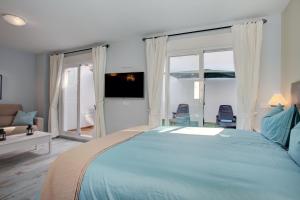 马拉加马拉加公寓的一间带大型蓝色床的卧室和一间客厅