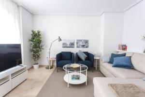 阿利坎特The Lucky Flats - Pintor Sorolla的白色的客厅配有白色的沙发和蓝色的椅子