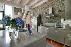 伊斯拉Villas San Roque Isla的厨房的柜台上摆放着蓝色花瓶