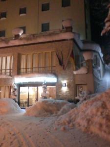 利扎诺-因贝尔韦代雷米拉瓦尔2000酒店的前面有雪的建筑
