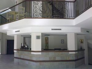 里巴里卡Spa Hotel Planinata的大楼内带楼梯的大堂