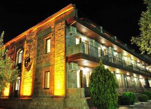 贝拉姆卡尔阿索斯公园酒店的一座大型砖砌建筑,晚上设有阳台