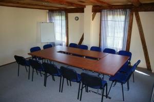 Vosbutai风车木屐乡村民宿的一间会议室,配有一张大木桌子和椅子