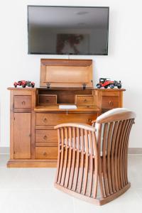 雷根斯堡Stadthaus Regensburg的木梳妆台上带两把椅子的电视机