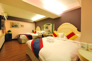 台中市伊丽莎白酒店的酒店客房带三张床,房间带