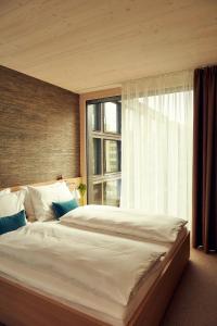 嘉兴贝慕尼黑索尔梅德酒店的窗户客房内的一张大床