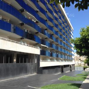卡拉德费斯特拉特Benidorm La Cala Sidney的享有大楼外部景致,设有蓝色阳台