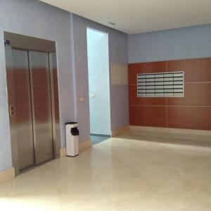 卡拉德费斯特拉特Benidorm La Cala Sidney的一间空房间,走廊上设有门,垃圾桶