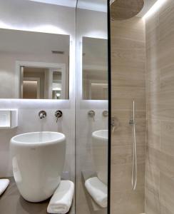 阿尔特萨苏Hotel Lemik的浴室配有卫生间、盥洗盆和淋浴。