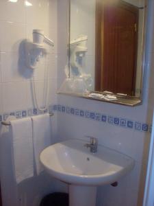 萨尔堡萨拉提亚酒店的白色的浴室设有水槽和镜子