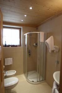 罗卡皮耶托雷苏尔伊娜夫公寓的带淋浴、卫生间和盥洗盆的浴室