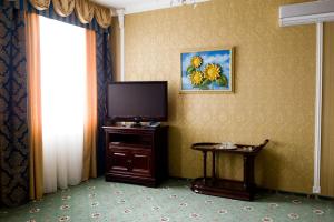 利沃夫火星酒店的客房设有平面电视和桌子。