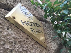 罗马弗拉维亚酒店的石墙上的酒店图标