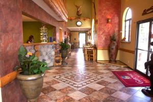 萨利达盖特威旅馆及套房的种植盆栽植物的餐厅的大堂