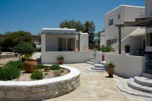Almira Suites - Seafront - Naousa Paros的庭院或其他户外区域