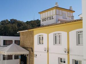 加苏莱斯堡Hotel San Jorge的上面有酒店标志的建筑