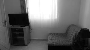 科托尔Apartment and Rooms Novka的客厅配有椅子和电视