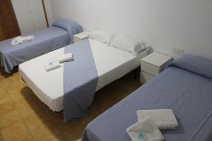 特鲁埃尔阿曼特斯德特鲁埃尔旅馆的蓝色和白色的客房内的两张床
